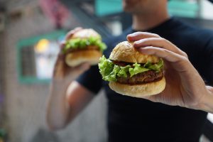 Burger vegano di melanzane con crema di sesamo e salsa curry