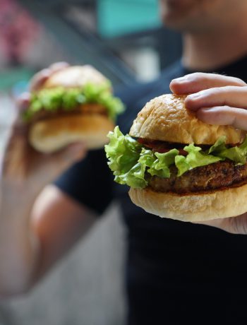 Burger vegano di melanzane con crema di sesamo e salsa curry