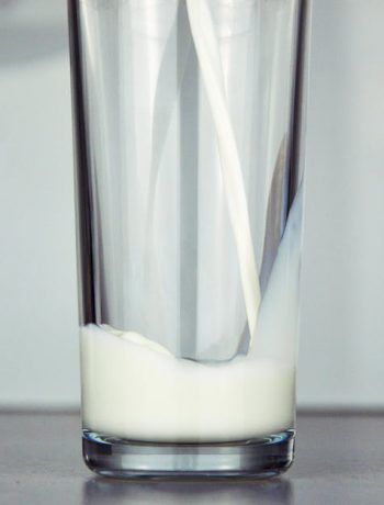 Un bicchiere di latte di mandorla