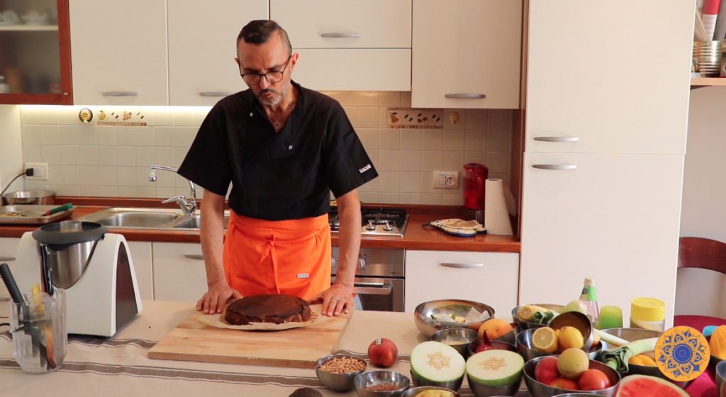 Dario Pierandi mentre prepara una torta vegan e senza glutine